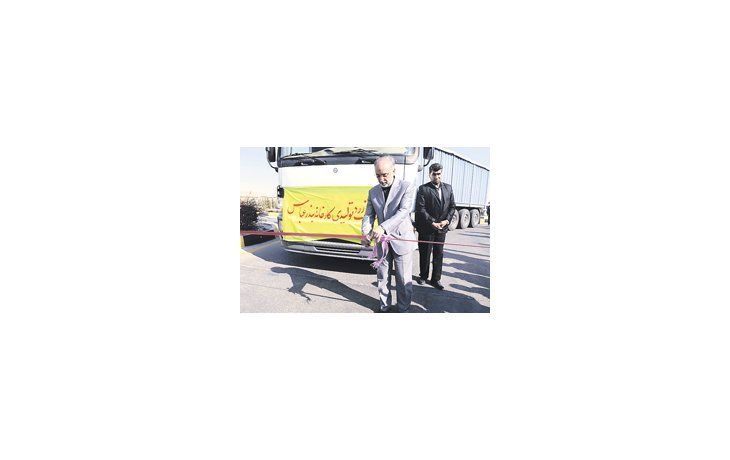 Alí Akbar Salehi, jefe del plan nuclear iraní, presidió ayer la ceremonia en la que el primer concentrado de uranio producido en su país llegó a la central de Isfahan.