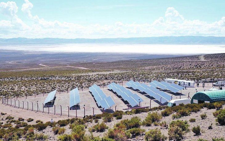 beneficio. Los paneles solares captan energía que se acumula en baterías de litio y que permiten abastecer durante todo el día a este pueblo en el que viven alrededor de 80 familias.