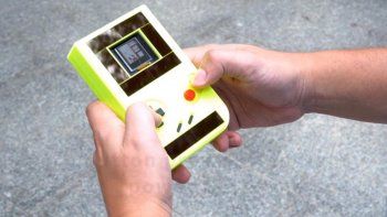 La Engage funciona con luz solar y acepta cartuchos de Game Boy.