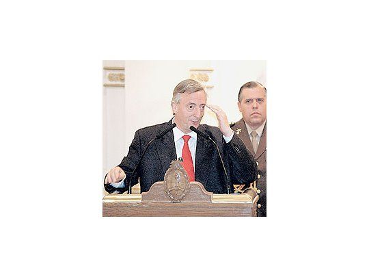 En un acto en Casa de Gobierno, el Presidente evitó ayerhablar del escrache que sufrió su hermana menor el sábadoen Río Gallegos. En ese mismo momento, agrupacionesde izquierda y habitantes de Santa Cruz protagonizaban doscacerolazos, uno en la Ciudad de Buenos Aires y otro en elcentro de la capital provincial.