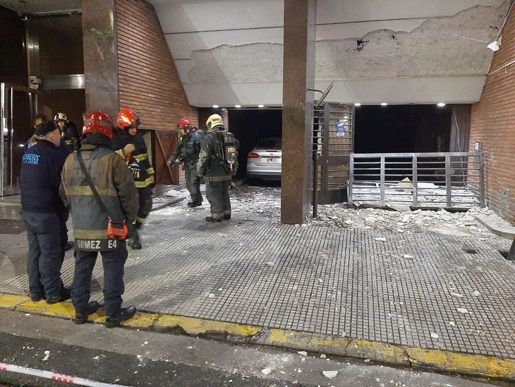 Los bomberos tuvieron que evacuar a dos personas hipoacúsicas. Los bomberos tuvieron que evacuar a dos personas hipoacúsicas.
