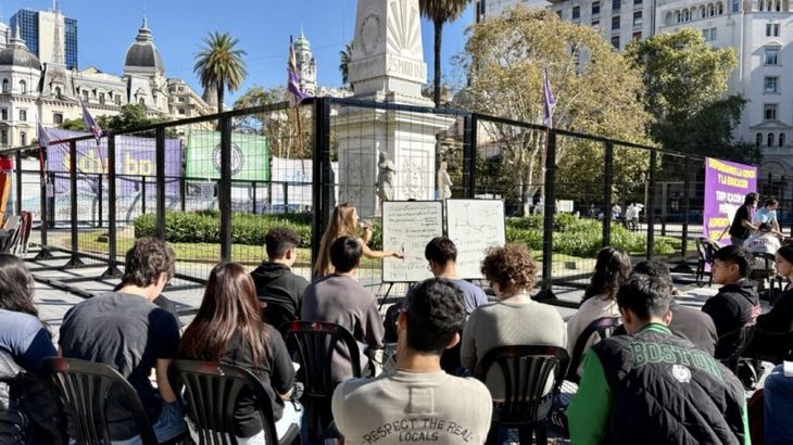 El conflicto con las universidades llevó a una serie de clases públicas en todo el país, inclusive en la Plaza de Mayo. 