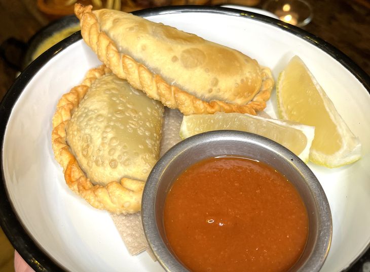 Rinde tributo a las raíces españolas con impronta local en cada plato. Rinde tributo a las raíces españolas con impronta local en cada plato.