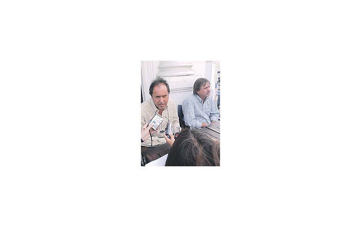ámbito.com | Daniel Scioli ayer en Tandil, junto a Néstor Auza, titular de la CIC. En torno al vice se desarrolla una disputa por quién será el compañero de fórmula.