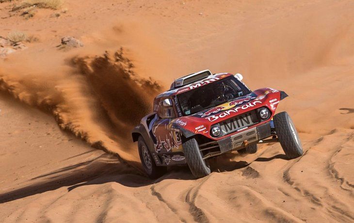 Carlos Sainz lidera la general en la categoría autos.