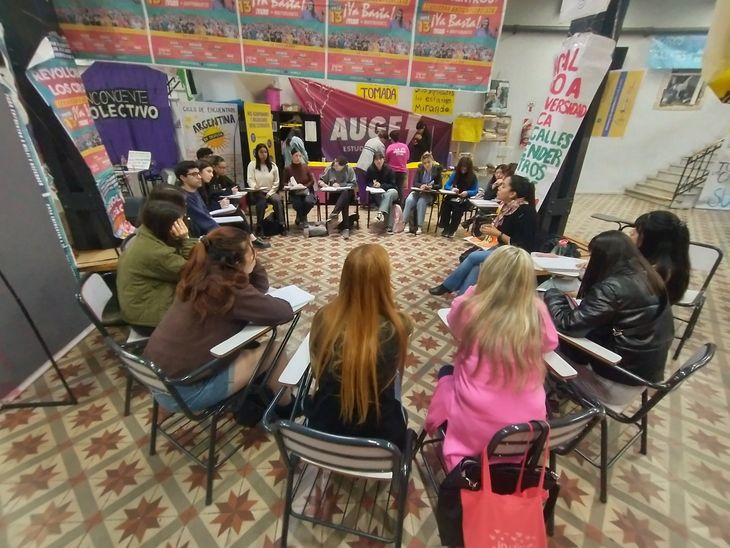 En muchas sedes universitarias se llevan a cabo clases públicas para dar a conocer el reclamo. En muchas sedes universitarias se llevan a cabo clases públicas para dar a conocer el reclamo.