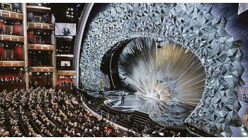 ámbito.com | El Dolby Theater. Los cristales Swarovski intentaron, escenográficamente, dar ese ambiente de glamour kitsch de otras épocas a una ceremonia que ya ha perdido por completo el viejo encanto.