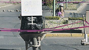 PROTESTA. Una familia cortó la calle con el ataúd de Roli Pinto Centeno en Cochabamba para protestar por la falta de respuesta de las autoridades.