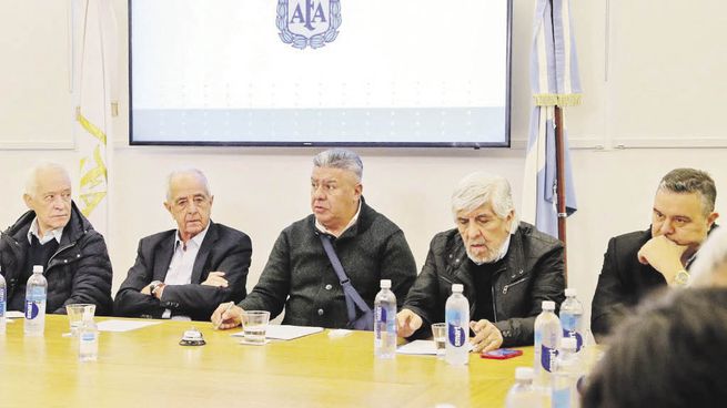 flanqueado. Por el titular de Racing, Víctor Blanco, el ex de River, Rodolfo D’ Onofrio y el titular de Independioente, Hugo Moyano, Claudio Tapia dio a conocer detalles sobre la definición de la Copa de la Liga.