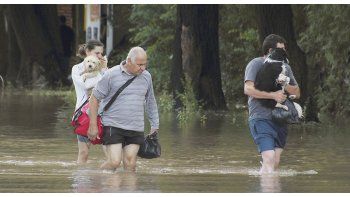 DAMNIFICADOS. Con sus mascotas y las pocas pertenecias que pudieron rescatar, las personas se autoevacuaban.
