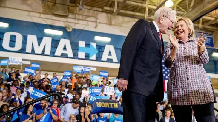 Warren Buffett, quien en el pasado apoyo explícitamente a los candidatos demócratas, esta vez no pudo hacerlo por sus intereses económicos y la ilusión de un crack del mercado accionario. Warren Buffett, quien en el pasado apoyo explícitamente a los candidatos demócratas, esta vez no pudo hacerlo por sus intereses económicos y la ilusión de un crack del mercado accionario.