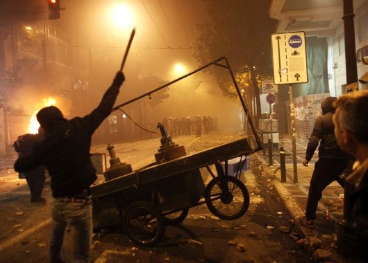 Graves incidentes en Atenas durante protesta por plan de austeridad (foto 2)