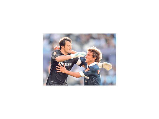 A pesar del gol de Saja de penal, Racing no pudo con Godoy Cruz.