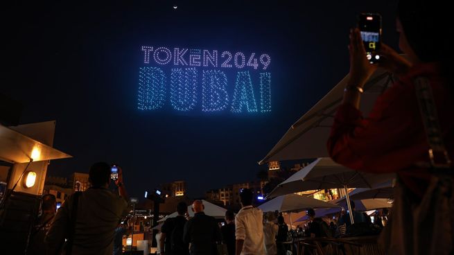 Un espectáculo de 1.500 drones rompió un récord Guinness en Dubái al formar el símbolo del token $DOGS durante el cierre de Token2049.