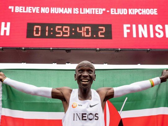 El 12 de octubre de 2019, el keniano Eliud Kipchoge, r&eacute;cord del mundo de marat&oacute;n, baj&oacute; de la barrera simb&oacute;lica de las 2 horas.