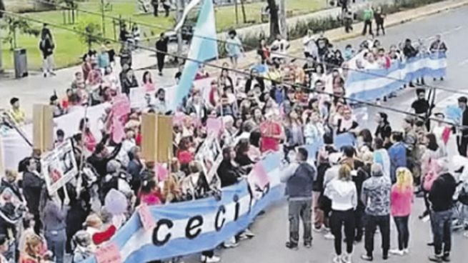 presión. Ciudadanos se movilizaron para reclamar por el esclarecimiento del caso y para que no se conceda domiciliaria a uno de los Sena.