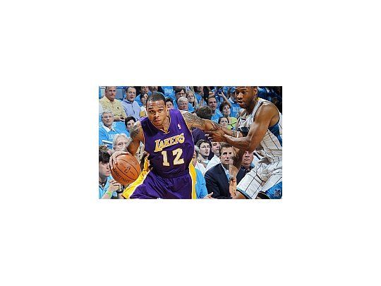 Brown se escapa por la banda. Los Lakers se metieron en semifinales.