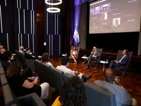 El ministro de Desarrollo Productivo, Matías Kulfas, junto a cámaras empresarias y referentes del sector.
