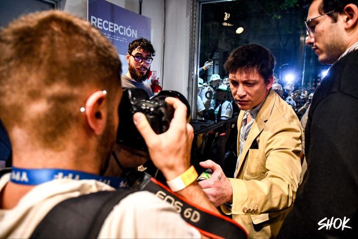 El gesto intimidatorio de Santiago Caputo. El gesto intimidatorio de Santiago Caputo.