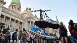 Relatives of the Cromañón victims demanded an extension of the period of expropriation of the bowling alley. Relatives of the Cromañón victims demanded an extension of the period of expropriation of the bowling alley.