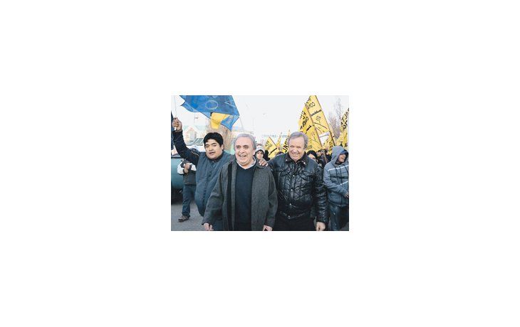 El reelecto gobernador Daniel Peralta, junto al flamante intendente electo de Río Gallegos, Raúl Cantín. En las últimas horas, Francisco Anglesio reconoció que no sucederá al radical Héctor Roquel.
