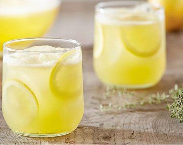 Una buena manera de refrescarse naturalmente con una preparación casera, es la limonada. 