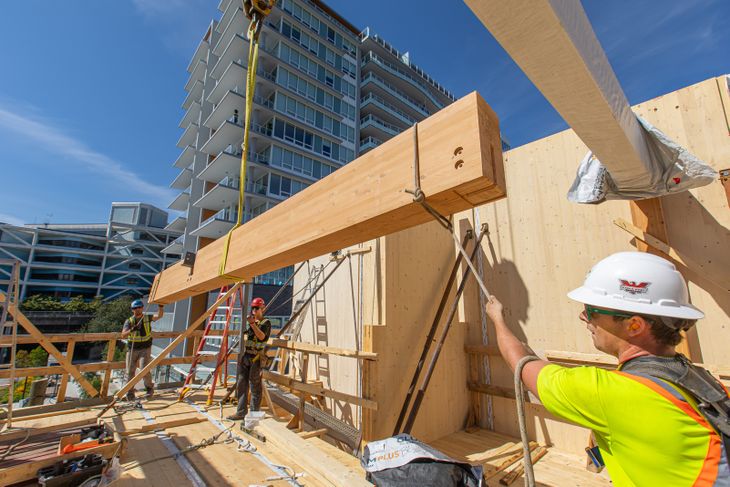 En otras partes del mundo, como Canadá, Estados Unidos, Suecia o Australia, es posible el montaje de vigas de madera estructural, que se colocan para levantar edificios con madera En otras partes del mundo, como Canadá, Estados Unidos, Suecia o Australia, es posible el montaje de vigas de madera estructural, que se colocan para levantar edificios con madera