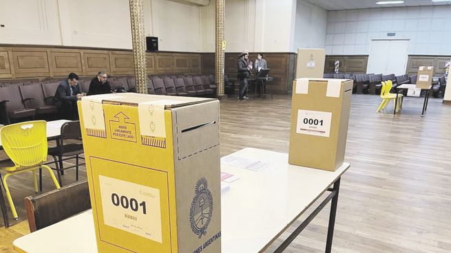 DOBLE. En el simulacro público quedó la mesa, tal como se hallará en las PASO con dos urnas.
