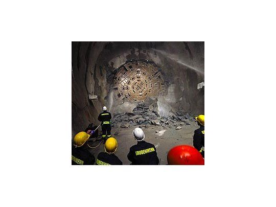 El momento en el que la taladradora une por completo el túnel.