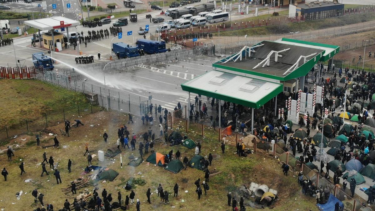 Poland cracks down on immigrants at the Belarusian border