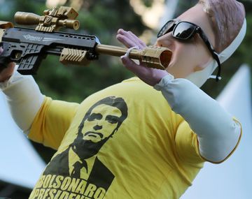 Un muñeco emula a los seguidores de Jair Bolsonaro durante un acto opositor en la anterior campaña electoral.