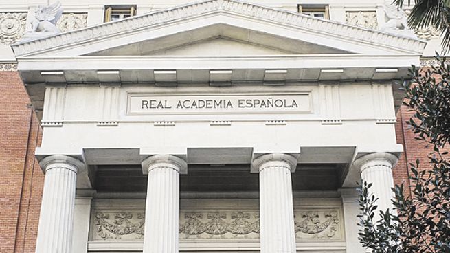 la rae. A diferencia de otras lenguas, el español mantiene su rectoría.