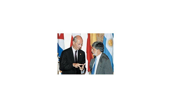 El titular de laOMC, PascalLamy, y elcancillerbrasileñoCelsoAmorim ayeren Rio. Dosfuncionariosclave para lareanudaciónde lasconversacionesen elmarco de laRonda deDoha.