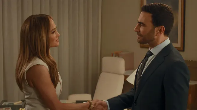 La película explora qué pasa cuando el amor aparece en el lugar menos esperado y pone en riesgo una carrera construida durante años.
