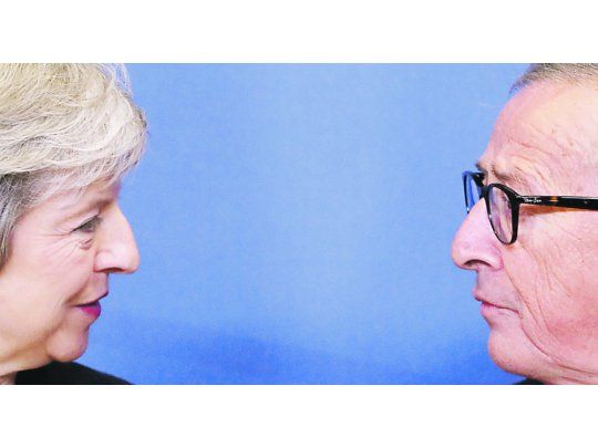 Divorcio civilizado. La premier británica, Theresa May, y el titular de la Comisión Europea, Jean-Claude Kuncker, ayer en Bruselas.