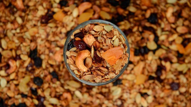 La granola está hecha de nueces, semillas y frutos secos, pero a veces también contiene azúcar.