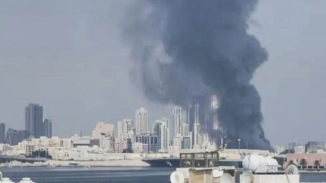 El portavoz militar Avichay Adraee confirmó que las fuerzas israelíes lanzaron un ataque masivo por aire y tierra contra diversos objetivos en la zona.