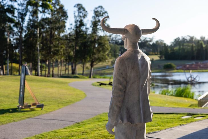 Deadman es el alter ego creado por Rodríguez, que representa a la figura mitad hombre y mitad calavera. Deadman es el alter ego creado por Rodríguez, que representa a la figura mitad hombre y mitad calavera.