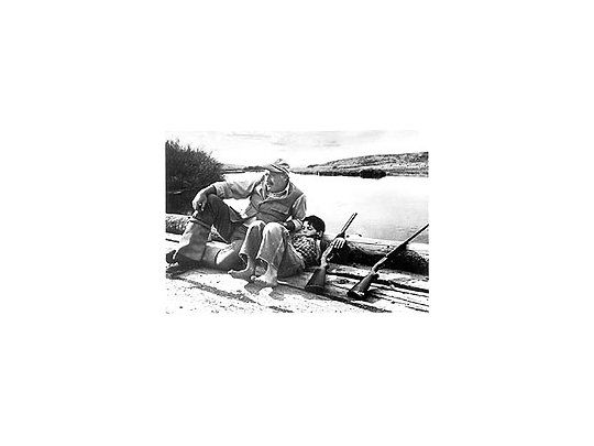La Extraordinaria muestra del Borges matiza las tragedias bélicas que Robert Capa documentó a lo largo de 22 años cruciales del siglo XX con algunas rarezas como ésta de Ernest Hemingway y su hijo Gregory.
