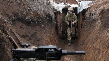 Un soldado vigila la posición de Ucrania en la frontera con Rusia.