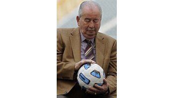 Julio Grondona acaricia la pelota de la Copa América.