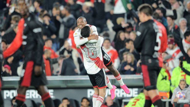 De La Cruz abrió la victoria de River con un golazo.