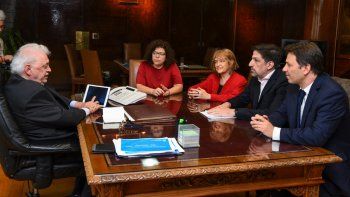 Gin&eacute;s Gonz&aacute;lez Grac&iacute;a, ministro de Salud de la Naci&oacute;n, en reunion con Nicol&aacute;s Trotta, ministro de Educaci&oacute;n de la Naci&oacute;n,&nbsp;la secretaria de Gesti&oacute;n Educativa del Ministerio de Educaci&oacute;n,&nbsp;Adriana Puiggr&oacute;s;&nbsp;la secretar&iacute;a de acceso a la Salud del Ministerio de Salud,&nbsp;Carla Vizzotti; y su par de&nbsp;Equidad en la Salud,&nbsp;Mart&iacute;n Sabignoso.