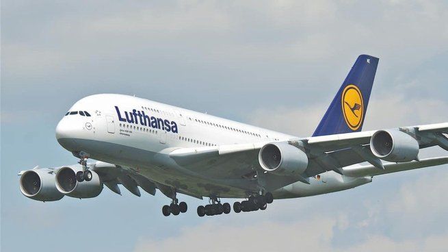 Lufthansa impidió el embarque a todos por el aparente mal comportamiento de unos pocos porque eran abierta y visiblemente judíos, dijeron las autoridades de ese departamento.