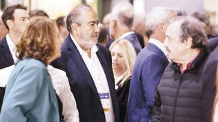 tribunas. En sitiales predeterminados, entre los invitados de UP estuvo Héctor Dáer y Ricardo Alfonsín (arriba); por LLA las diputadas electas Diana Mondino y Marcela Pagano (abajo).