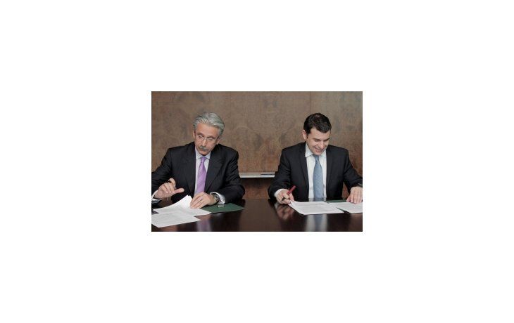El titular de Chevron para América Latina y Africa, Ali Moshiri, y el CEO de YPF, El presidente de YPF, Miguel Galuccio, firman el preacuerdo.