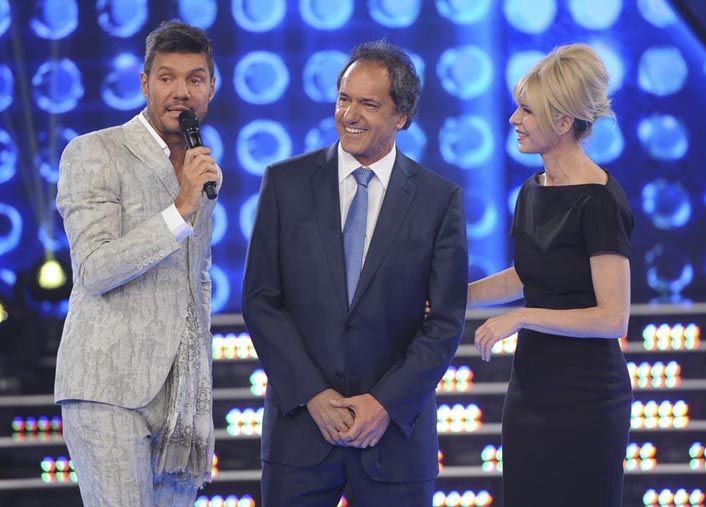 El precandidato a presidente por el Frente para la Victoria, Daniel Scioli, junto a esposa Karina Rabolini y al conductor de Showmach, Marcelo Tinelli.