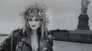 Una de las cantantes más reconocidas de la década de los 80. Una de las cantantes más reconocidas de la década de los 80.