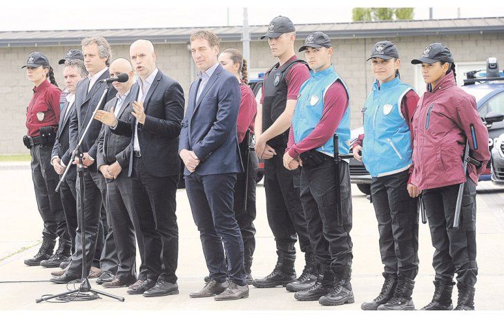 Nueva policía. Horacio Rodríguez Larreta, junto a Diego Santilli y Martín Ocampo, ayer presentaron cómo será la fuerza de seguridad porteña y su vestimenta, bordó y cian.