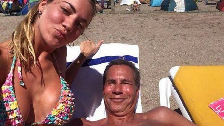 El fallecido fiscal de la causa AMIA, Alberti Nisman, con la modelo Florencia Cocucci en la playa.